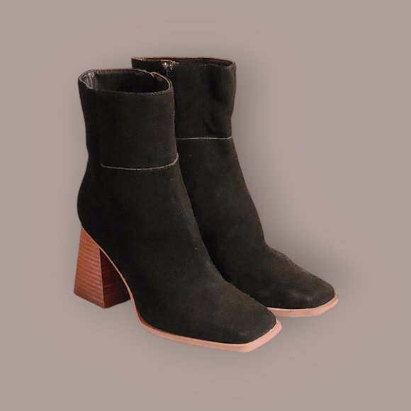 Women  Suede Black Chunky Heel Ankle Boots By Crown Vintage Size 10M - Picture 1 of 10
